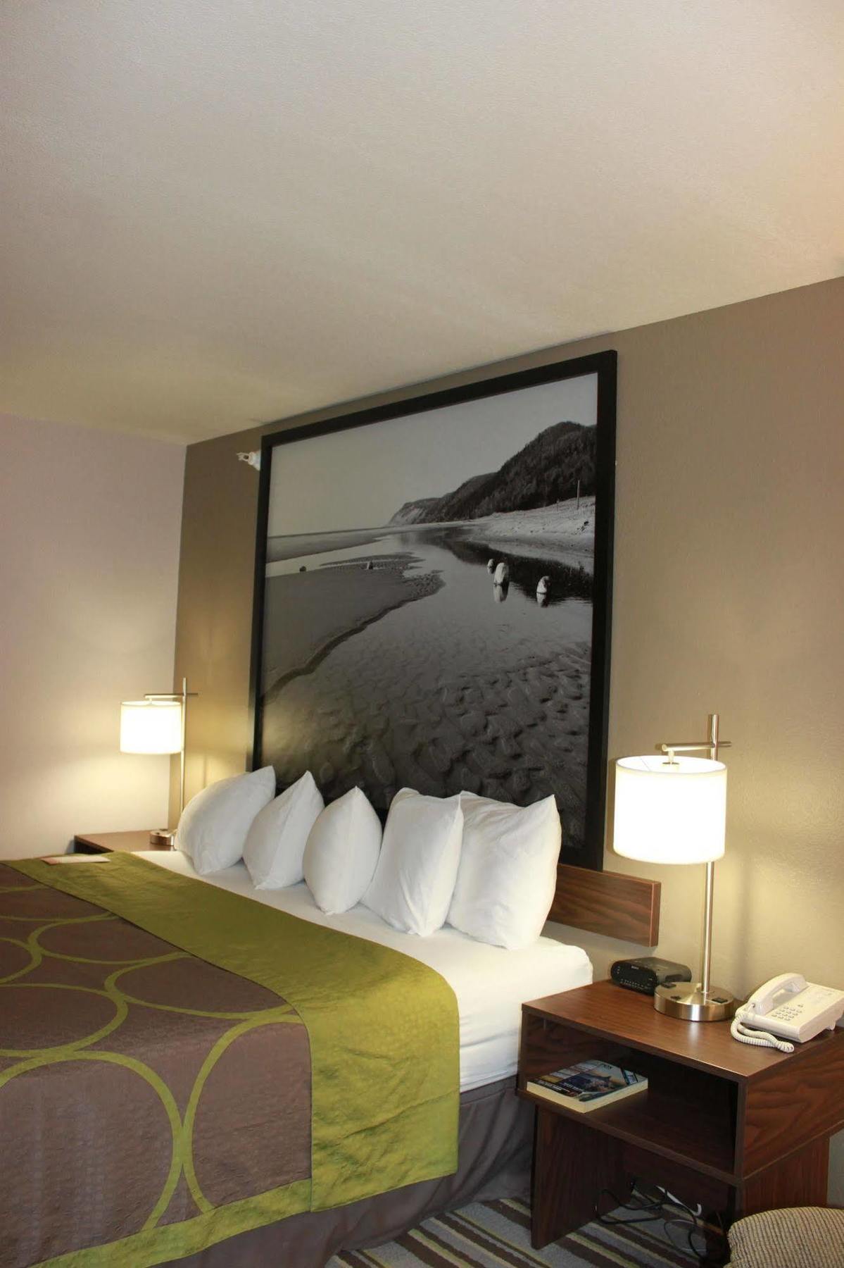 Super 8 By Wyndham Manistee Ξενοδοχείο Εξωτερικό φωτογραφία