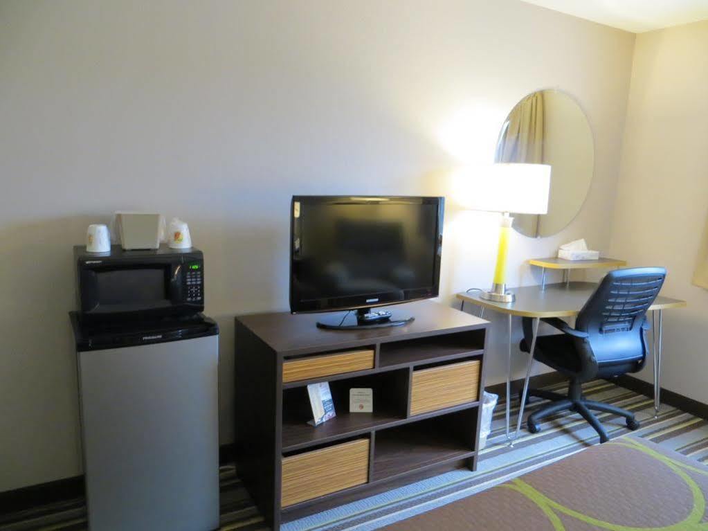 Super 8 By Wyndham Manistee Ξενοδοχείο Εξωτερικό φωτογραφία